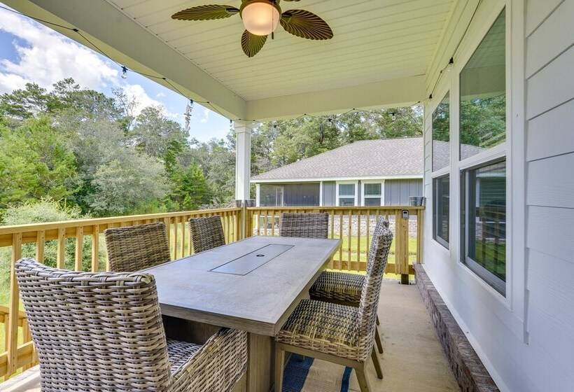 Spacious Freeport Home W/ Deck & 2 Living Areas!