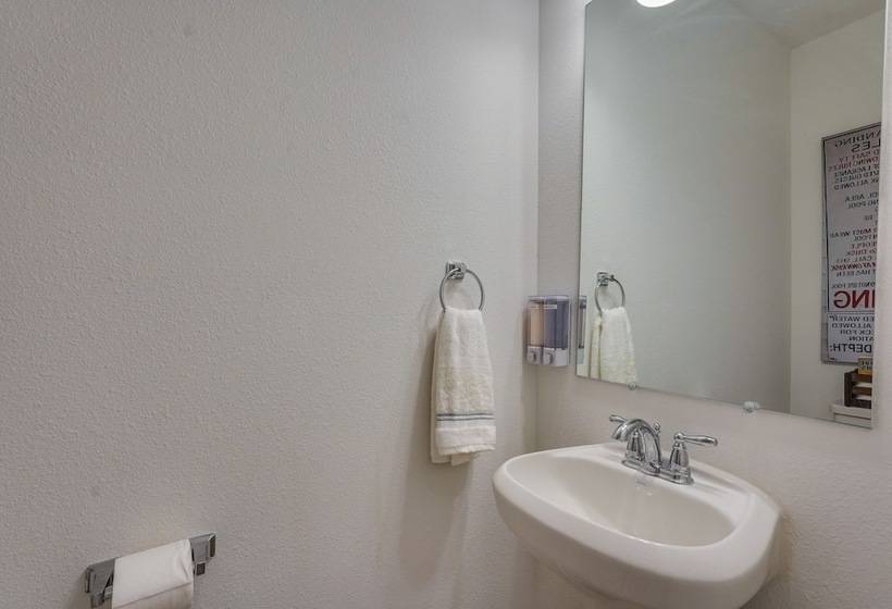 Spacious Freeport Home W/ Deck & 2 Living Areas!