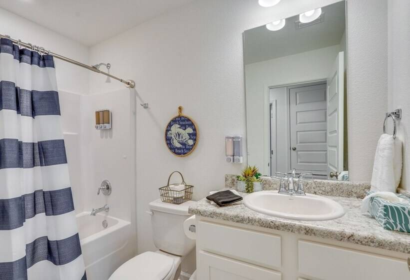 Spacious Freeport Home W/ Deck & 2 Living Areas!