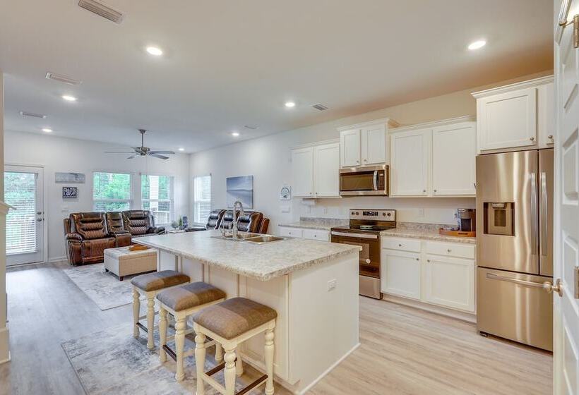 Spacious Freeport Home W/ Deck & 2 Living Areas!