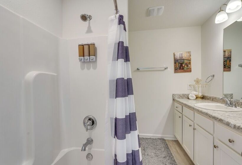 Spacious Freeport Home W/ Deck & 2 Living Areas!