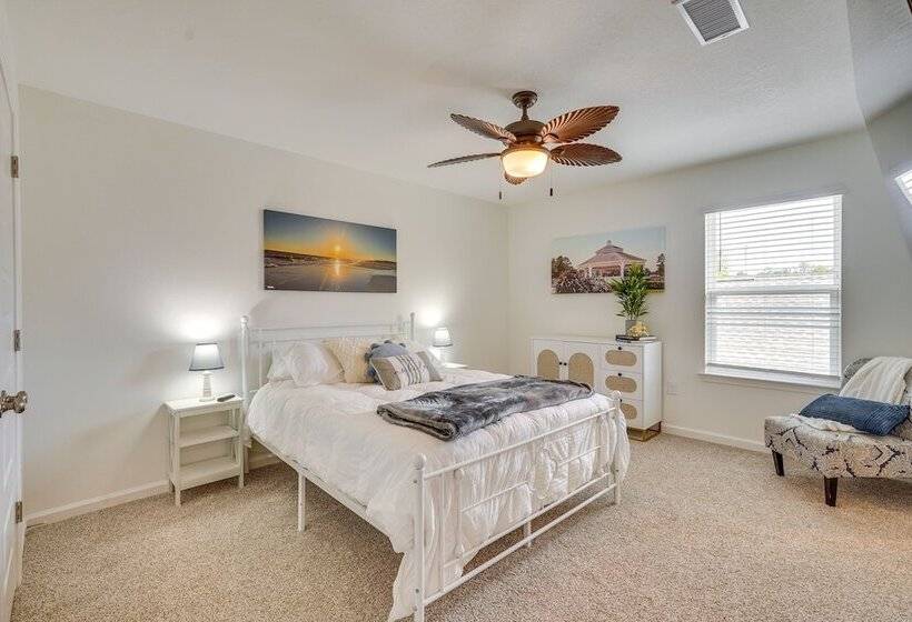 Spacious Freeport Home W/ Deck & 2 Living Areas!