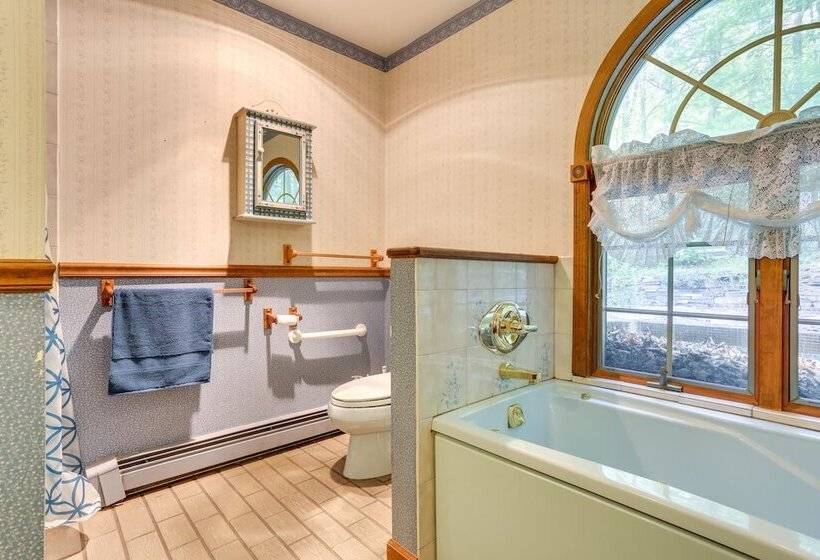 Sparrow Bush Retreat W/ Pool & Screened Porch