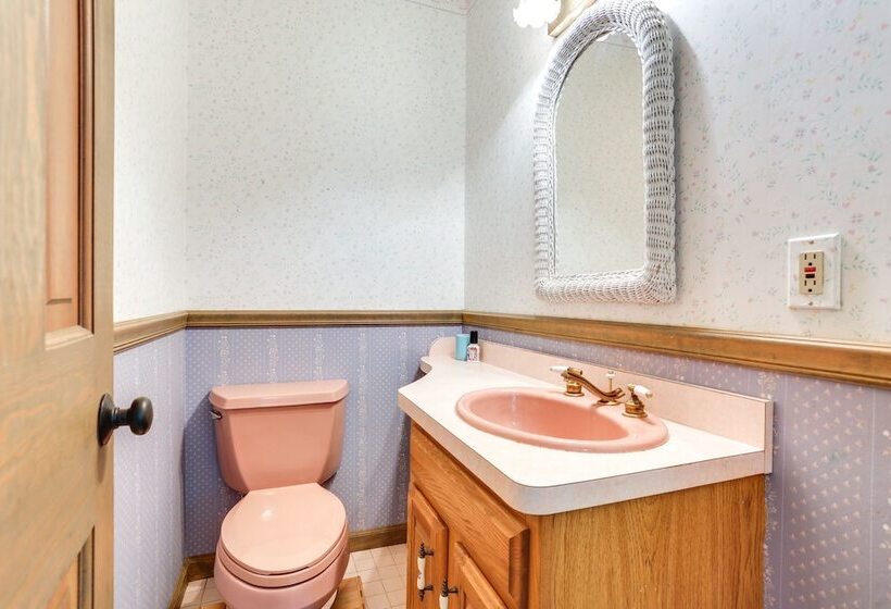 Sparrow Bush Retreat W/ Pool & Screened Porch