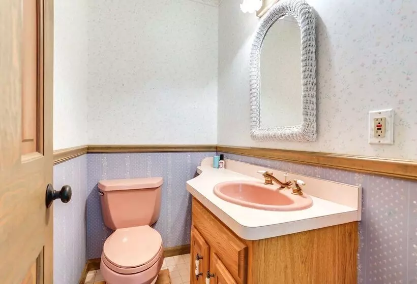 Sparrow Bush Retreat W/ Pool & Screened Porch