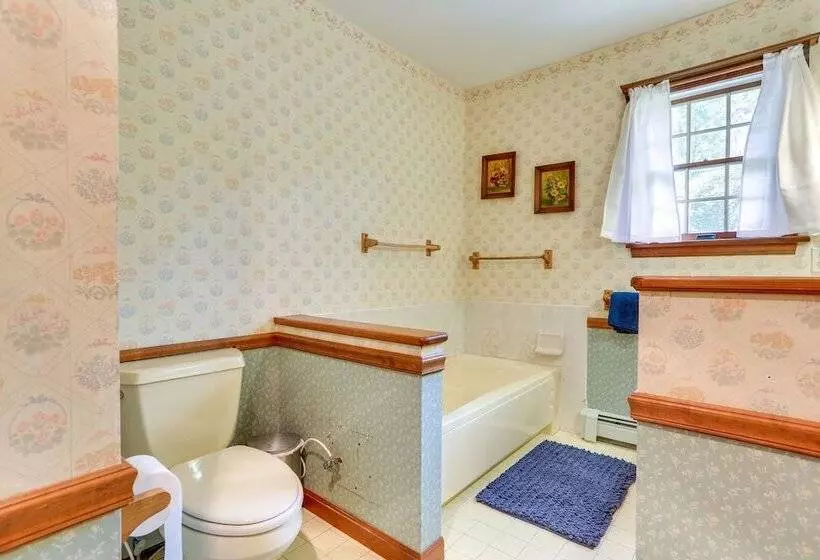 Sparrow Bush Retreat W/ Pool & Screened Porch