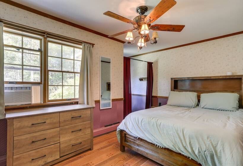 Sparrow Bush Retreat W/ Pool & Screened Porch