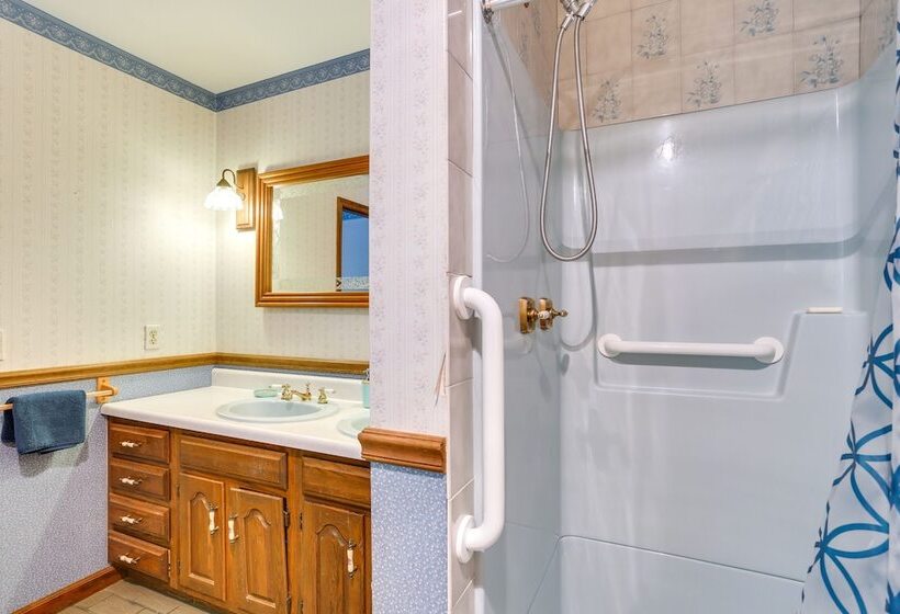 Sparrow Bush Retreat W/ Pool & Screened Porch