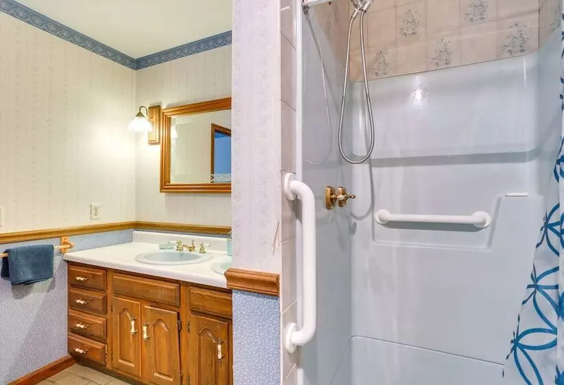 Sparrow Bush Retreat W/ Pool & Screened Porch