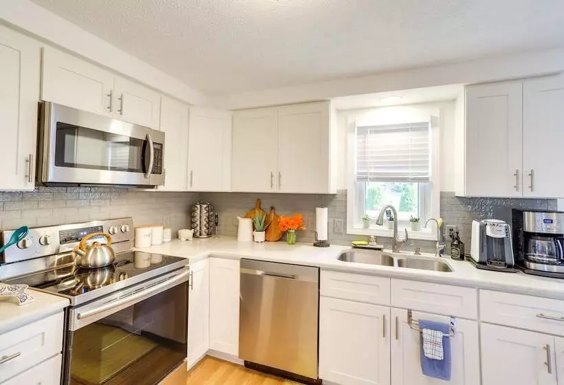 Three Oaks Home W/ Guest House   8 Mi To Beach!