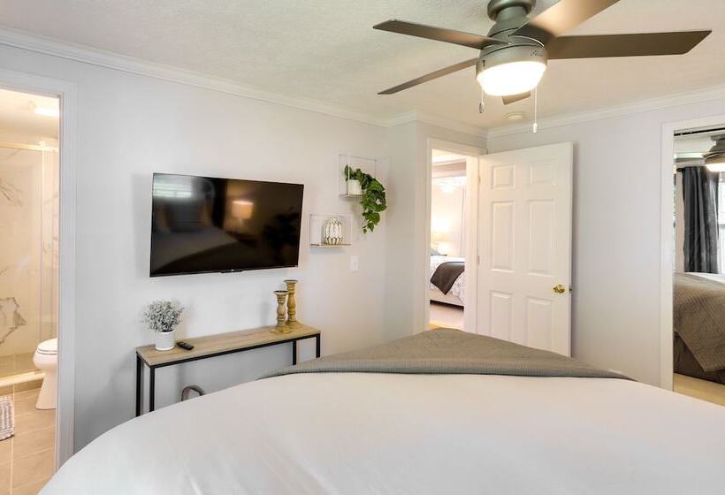 Three Oaks Home W/ Guest House 8 Mi To Beach!