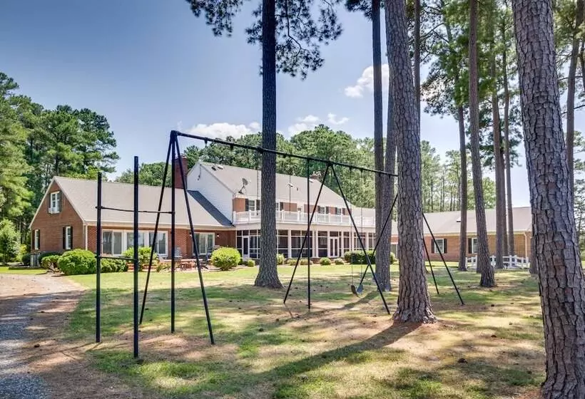 Waterfront Cambridge Gem W/ Hot Tub, Pool & Dock!