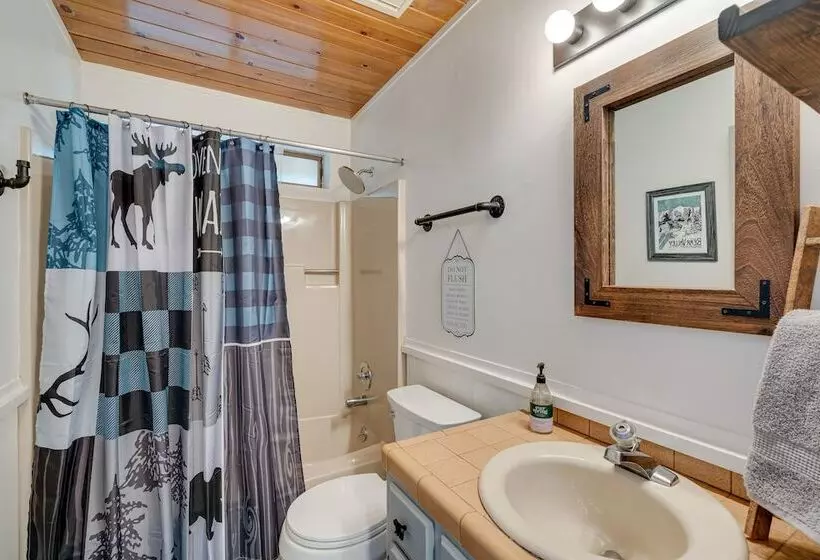Airy Arnold Cabin Stay W/ Deck + Mountain Views!