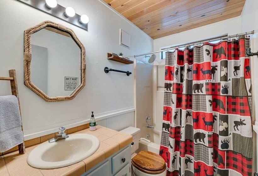 Airy Arnold Cabin Stay W/ Deck + Mountain Views!