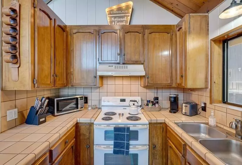 Airy Arnold Cabin Stay W/ Deck + Mountain Views!