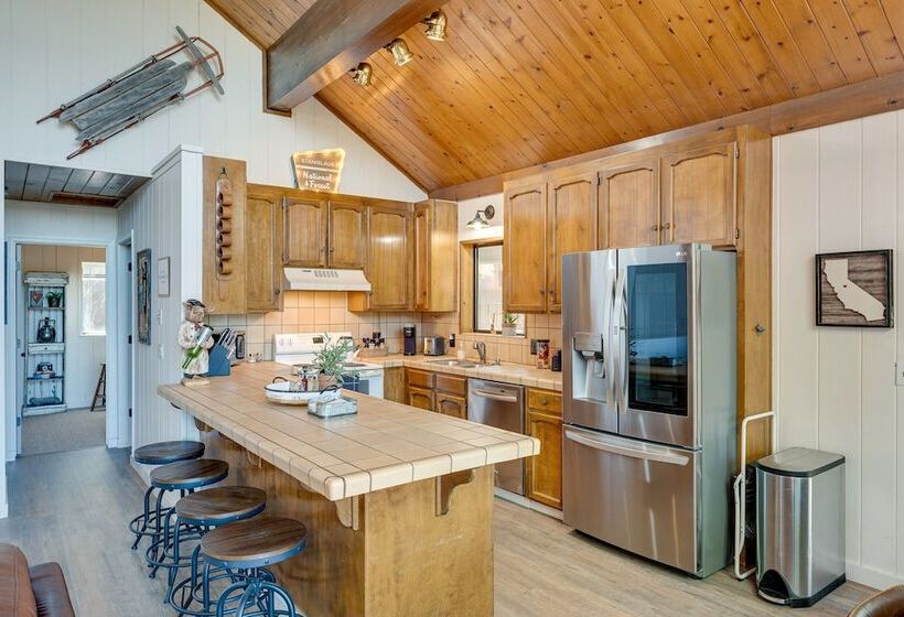 Airy Arnold Cabin Stay W/ Deck + Mountain Views!