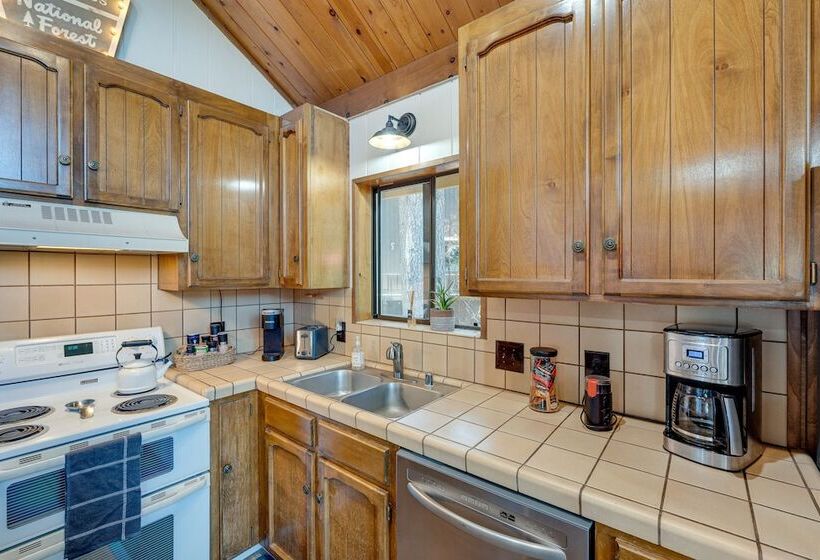 Airy Arnold Cabin Stay W/ Deck + Mountain Views!