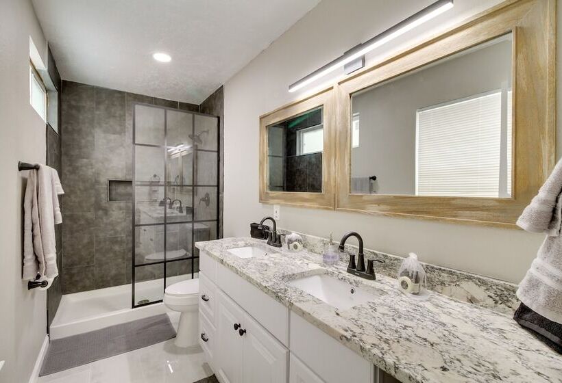 Albuquerque Oasis: Pool, Hot Tub & Putting Green!