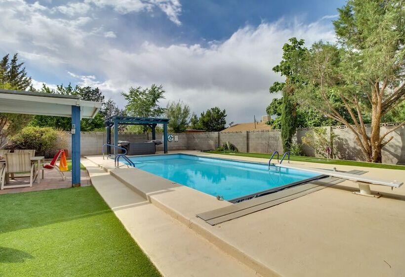 Albuquerque Oasis: Pool, Hot Tub & Putting Green!