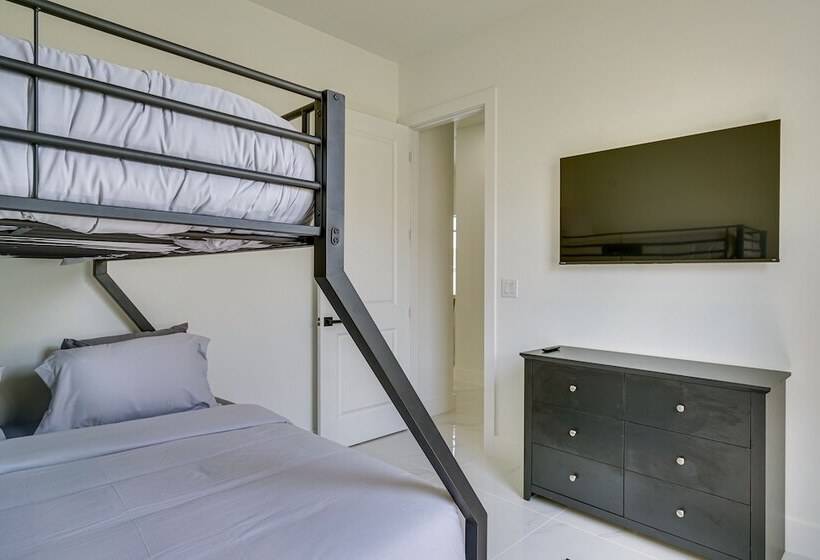 Furnished Lanai & Private Pool: Cape Coral Home