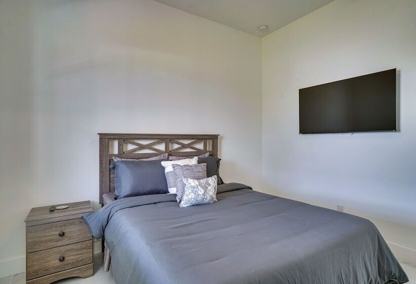 Furnished Lanai & Private Pool: Cape Coral Home