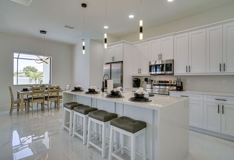 Furnished Lanai & Private Pool: Cape Coral Home