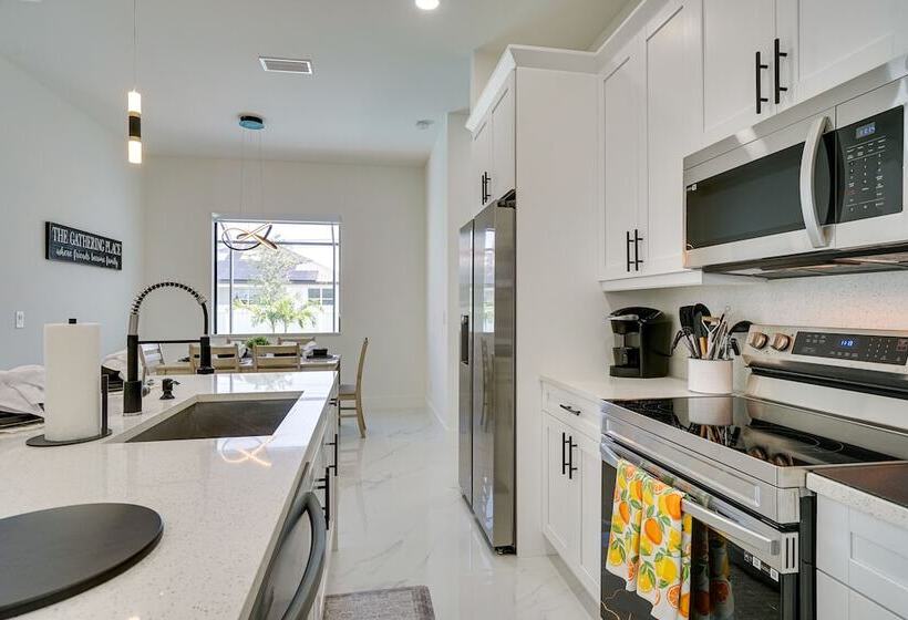 Furnished Lanai & Private Pool: Cape Coral Home