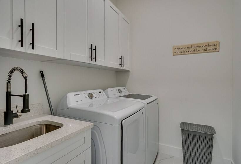 Furnished Lanai & Private Pool: Cape Coral Home