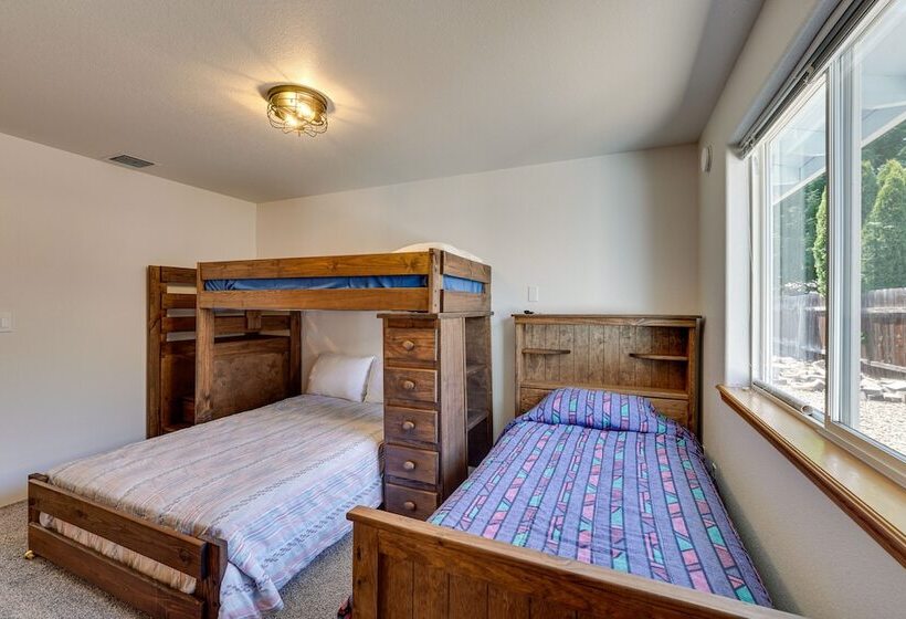 Charming Rogue Valley Home In Central Point!