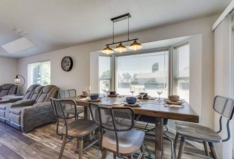 Charming Rogue Valley Home In Central Point!