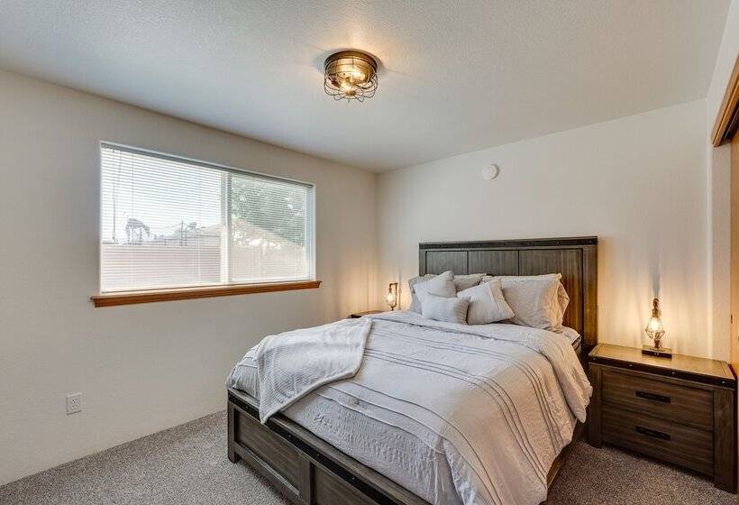 Charming Rogue Valley Home In Central Point!