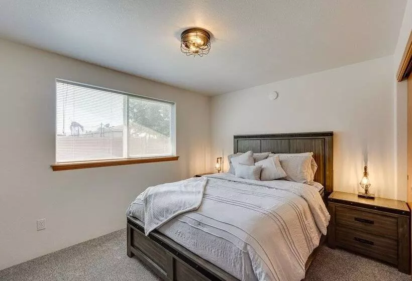 Charming Rogue Valley Home In Central Point!