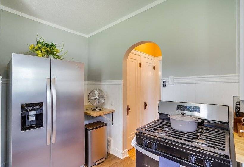 Charming South Bend Retreat ~ 1 Mi To Notre Dame!