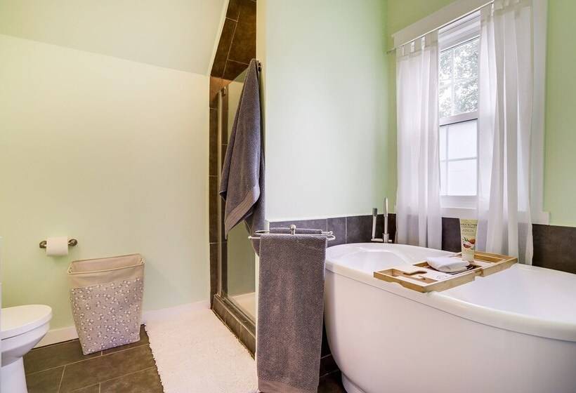 Charming South Bend Retreat ~ 1 Mi To Notre Dame!