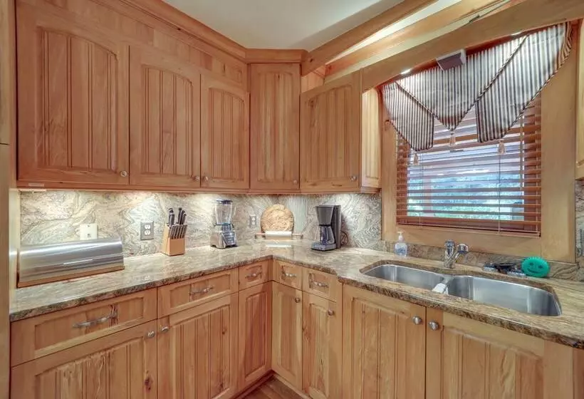 7 Mi To Beech Mountain Skiing: Home W/ Fire Pit