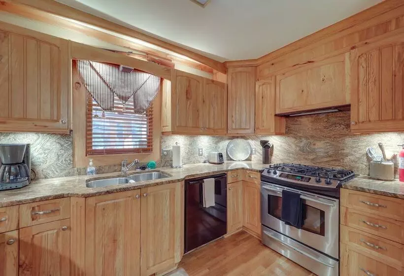 7 Mi To Beech Mountain Skiing: Home W/ Fire Pit