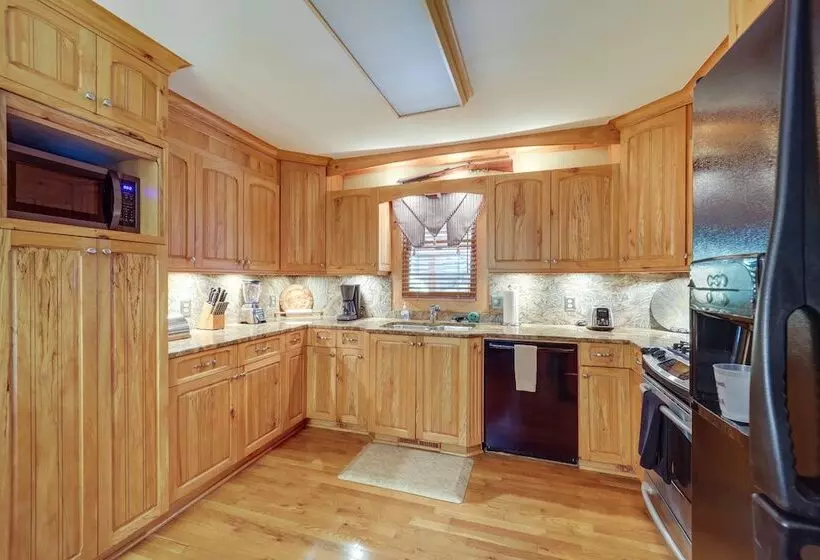 7 Mi To Beech Mountain Skiing: Home W/ Fire Pit