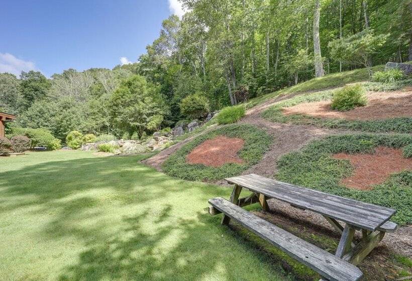 7 Mi To Beech Mountain Skiing: Home W/ Fire Pit