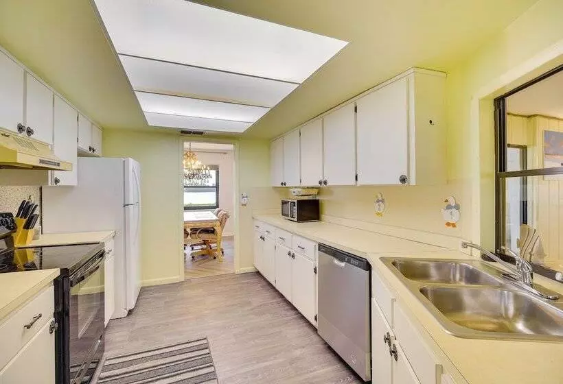 Family Friendly Home On Lake Tulane: Great Views!