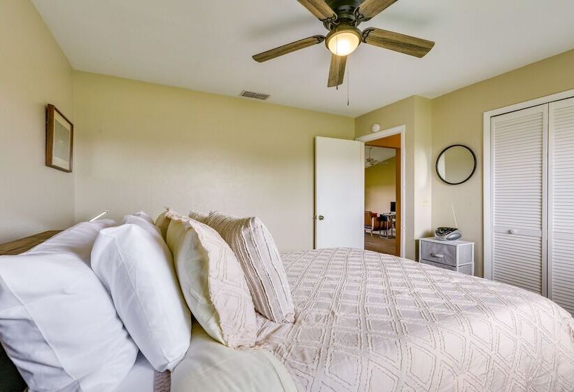 Family Friendly Lehigh Acres Home: Screened Porch!