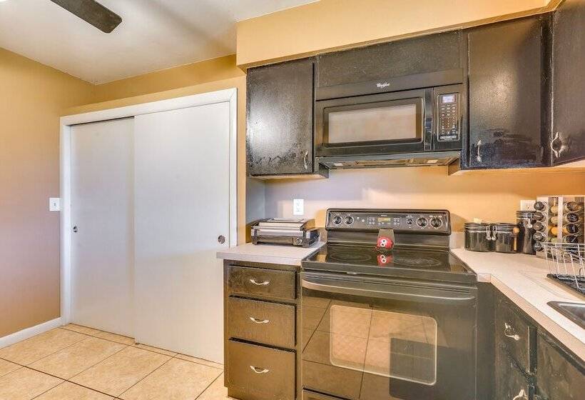 Family Friendly Lehigh Acres Home: Screened Porch!