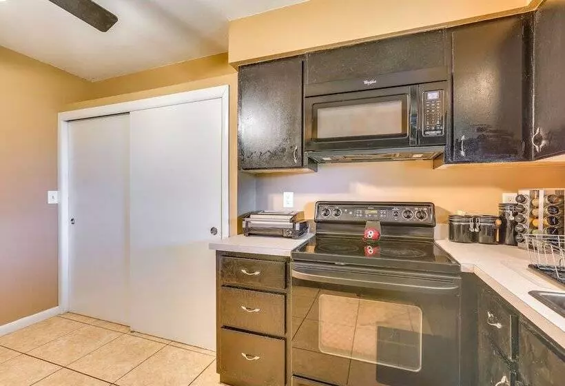 Family Friendly Lehigh Acres Home: Screened Porch!