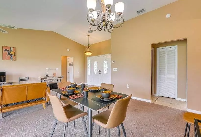 Family Friendly Lehigh Acres Home: Screened Porch!