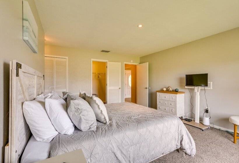 Family Friendly Lehigh Acres Home: Screened Porch!