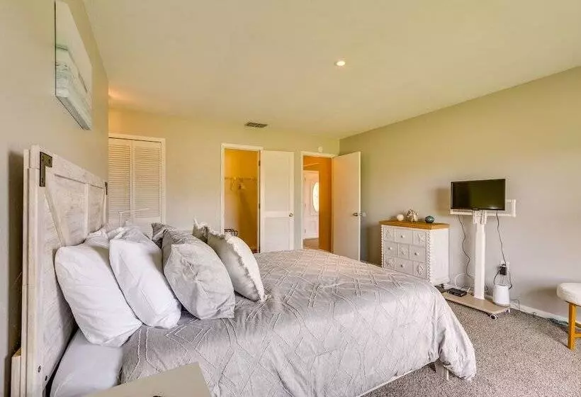 Family Friendly Lehigh Acres Home: Screened Porch!