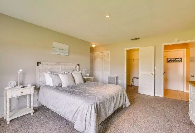 Family Friendly Lehigh Acres Home: Screened Porch!