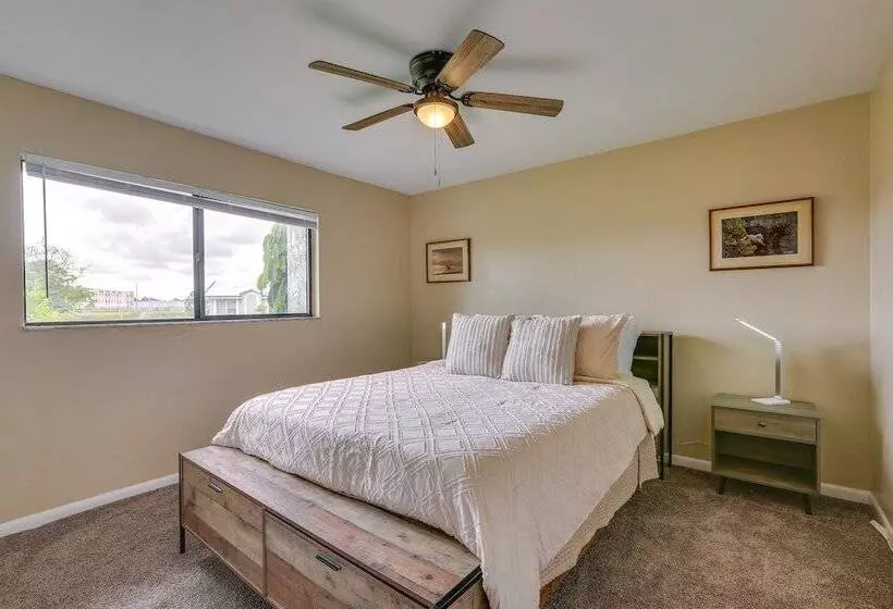 Family Friendly Lehigh Acres Home: Screened Porch!