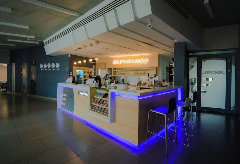 فندق Eleven Business & Sport