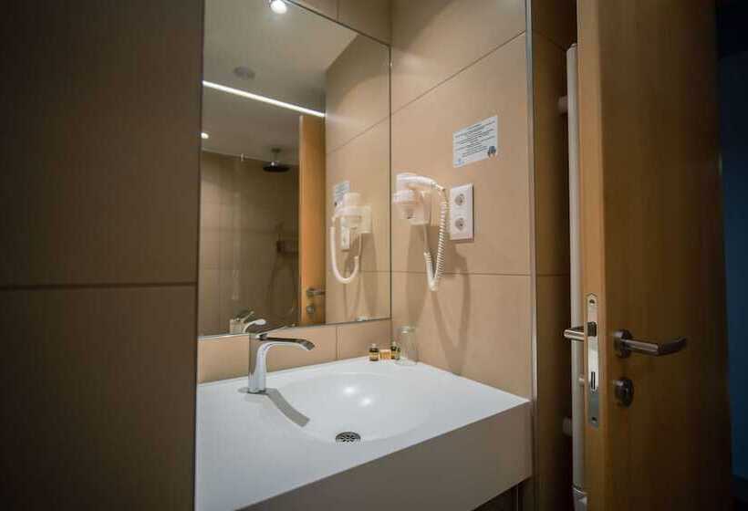 فندق Eleven Business & Sport