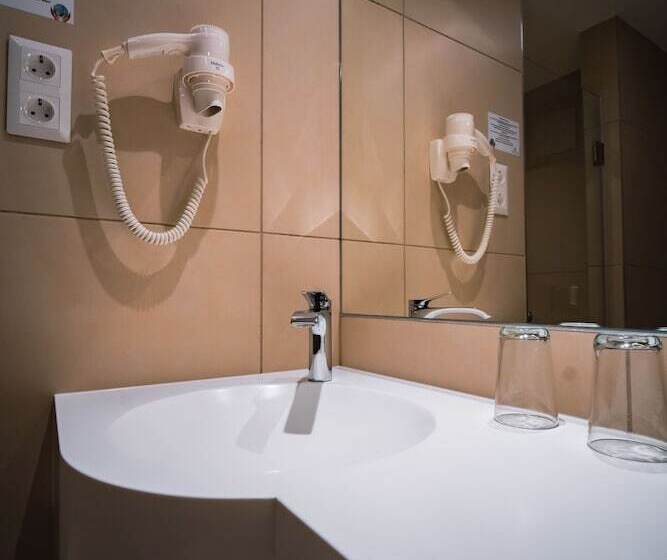 فندق Eleven Business & Sport